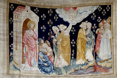 Arazzo della Rivelazione (1373-1383), n. 28: il miracolo. I fedeli servitori di Dio e i profeti guardano il fiume trasformato in sangue. Arazzo di Nicolas Bataille (1330-1405) da Nicolas Bataille