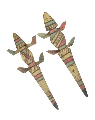 Figure di coccodrillo intagliate in legno decorate con motivi geometrici dipinti in rosso, verde e nero, Popolo Hausa, Kano, Nigeria settentrionale da Nigerian Nigerian