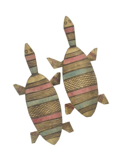 Figure di tartaruga scolpite in legno decorate con motivi geometrici rossi, verdi e neri, Popolo Hausa, Kano, Nigeria settentrionale da Nigerian Nigerian