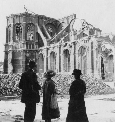 Danni alla Chiesa di Notre Dame, Armentières, Francia, Prima Guerra Mondiale, c1914-c1918 da Nightingale and Co