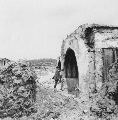 Rifugio fatto di cemento e rivestito di ferro ondulato, Prima Guerra Mondiale, c1914-c1918 da Nightingale and Co