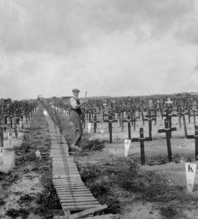 Cimitero del Cratere di Hooge, vicino a Ypres, Belgio, Prima Guerra Mondiale, c. 1917-c. 1918 da Nightingale and Co