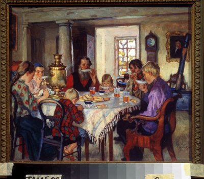 Nuovi proprietari di casa, grande famiglia al tavolo che beve tè nella loro nuova casa, inizio 20° secolo da Nikolai Petrovich Bogdanov Belsky