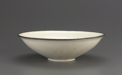 Ciotola Ding con decorazione incisa di loto, provincia di Hebei, XI-inizio XII secolo da Northern Song Dynasty Chinese School