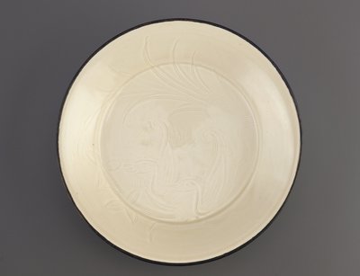 Piatto Ding con decorazione incisa di anatre, provincia di Hebei, XI-inizio XII secolo da Northern Song Dynasty Chinese School
