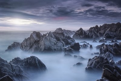 Rocce oceaniche avvolte dalla nebbia da Nuno Araujo
