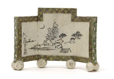 Schermo da scrivania in stile Kenzan con disegno di rifugio di montagna, Schermo per inchiostro (kenbyo), fine XIX secolo da Ogata (style of) Kenzan