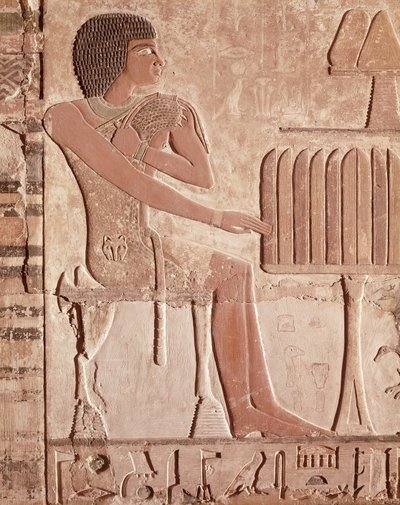 Rilievo raffigurante il defunto seduto davanti a un tavolo delle offerte con pane da Old Kingdom Egyptian