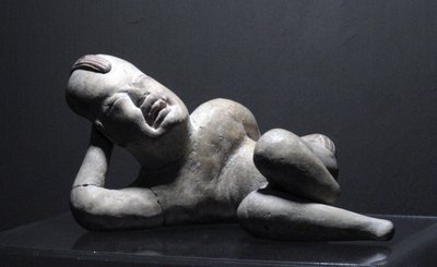 Figurina di bambino Olmeco sdraiato, Villa Nueva da Olmec