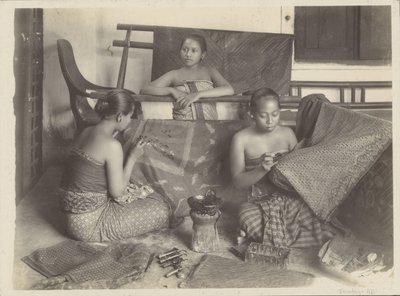 Tre donne indiane che fanno batik da Onnes Kurkdjian