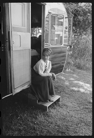 Jeanne Moreau vicino al suo trailer sul set di 