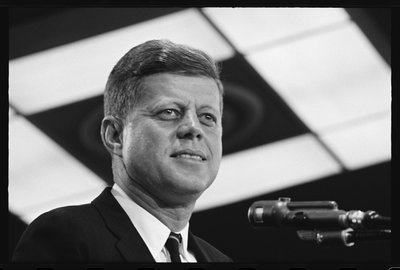 John F. Kennedy tiene un discorso da Orlando Suero