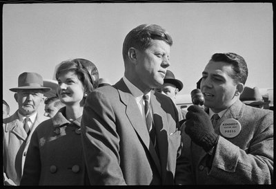 John F. Kennedy con un giornalista e Jackie Kennedy durante le elezioni da Orlando Suero