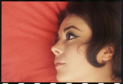 Natalie Wood a casa con la testa sul cuscino da Orlando Suero