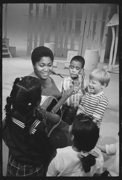 Odetta canta ai bambini sul set di uno speciale TV da Orlando Suero