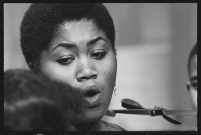 Odetta canta ai bambini sul set di uno speciale TV da Orlando Suero