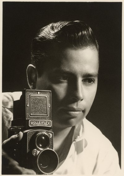 Ritratto di Orlando Suero con fotocamera Rolleiflex, c.1954 da Orlando Suero