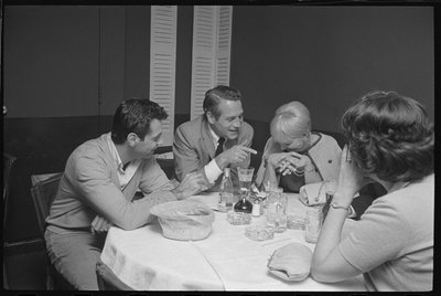 Paul Newman, Mort Sahl e Joanne Woodward scherzano a cena da Orlando Suero