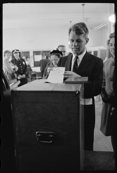 Robert F. Kennedy vota per suo fratello da Orlando Suero