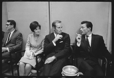Rock Hudson, Charlton Heston, Laurence Harvey in attesa di incontrare la principessa Margaret da Orlando Suero