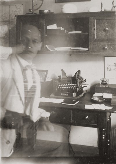 [Autoritratto alla macchina da scrivere, studio di Prellerstrasse] da Oskar Schlemmer