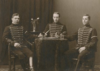 Tre giovani cavalieri in uniforme, Malmö, Svezia, anni 1920 da Otto Ohm