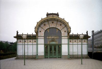 Art Nouveau: vista del padiglione della stazione della metropolitana di Karlsplatz da Otto Wagner