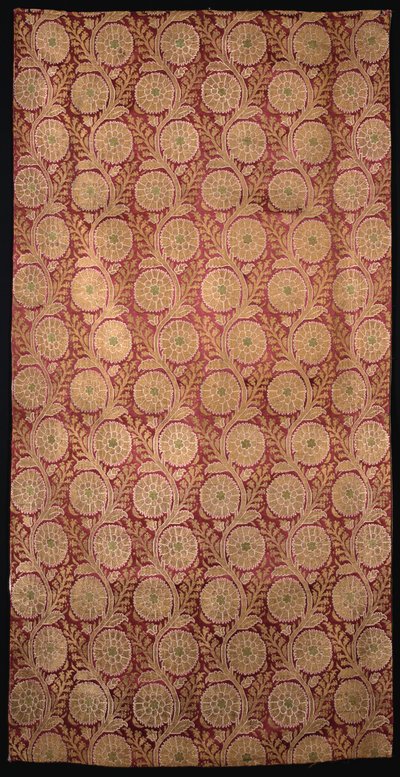 Un pezzo di raso rosso tessuto con steli ondulati con teste di fiori dorati da Ottoman School