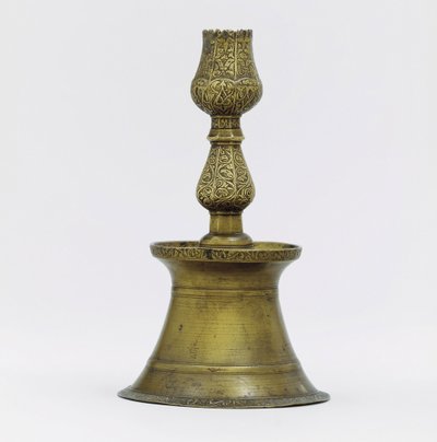Candeliere ottomano in ottone, con decorazione arabesca incisa da Ottoman School