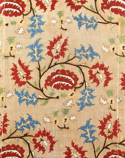 (dettaglio) di una copertura di lino, ricamata con un meandro di fiori rossi e blu da Ottoman School
