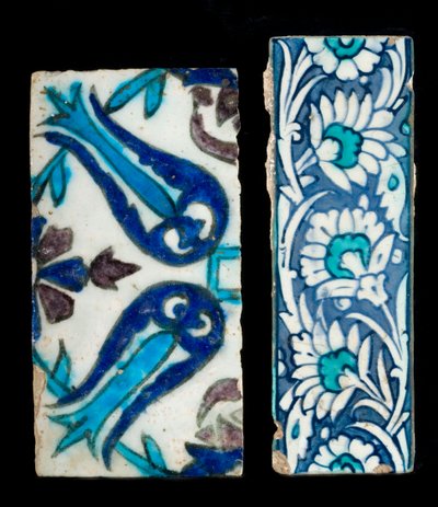 Due frammenti di piastrelle ceramiche ottomane del XVII secolo da Ottoman School