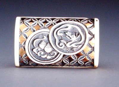 Netsuke con design a traforo (c.1870) da Ozaki Kokusai