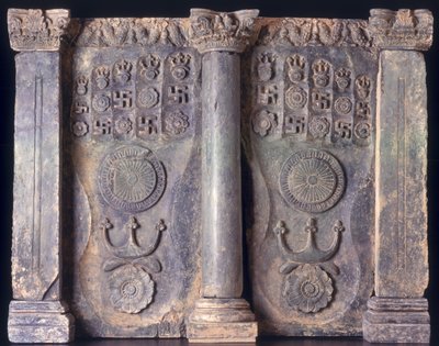 Fregio che mostra le impronte dei piedi del Buddha, Gandhara 1° al 5° secolo d.C. da Pakistani School