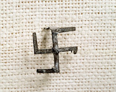 Antichità cristiana: fibula a forma di svastica (che ispirerà la croce gammata). I-III secolo. Museo Nazionale di Archeologia di Saint Germain en Laye da Paleo Christian