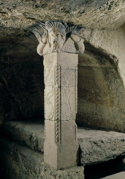 Colonna dalla cripta, con la testa di Mosè che forma il capitello, AD 415 da Paleo Christian