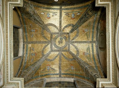 Mosaici del V secolo, al centro l
