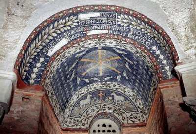 Arte paleocristiana: il monogramma di Cristo è circondato da simboli della Santissima Trinità. Mosaico del 5° o 6° secolo. Battistero di Albenga, Italia da Paleo Christian