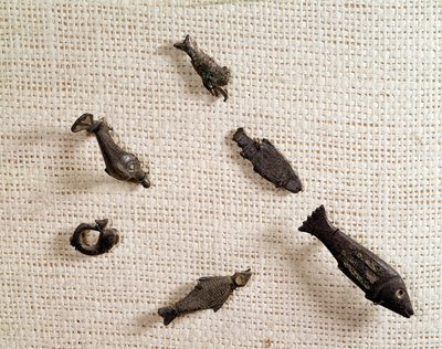 Antichità cristiana: fibule e gioielli in metallo a forma di pesce da Paleo Christian Paleo Christian