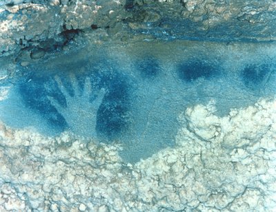 Stencil della mano, dalla sezione superiore del Pannello del Cavallo Maculato, Tardo Paleolitico Superiore, cultura Solutreana, c.22000-18000 a.C. da Paleolithic Paleolithic