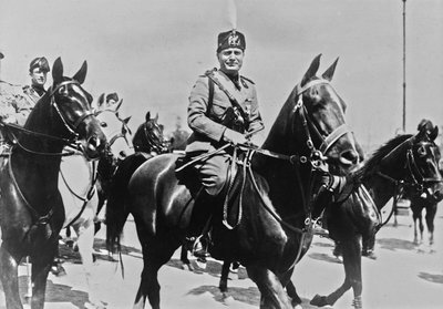 Album "Duce": Benito Mussolini a cavallo con il suo seguito a Roma da Pandimiglio Pandimiglio