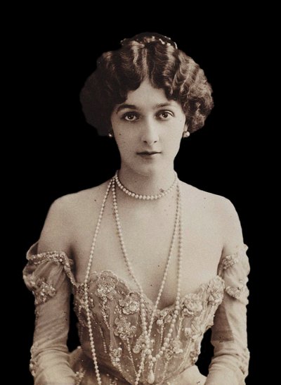 Ritratto della cantante lirica Lina Cavalieri 1874-1944 da Paris . Photo studio Reutlinger