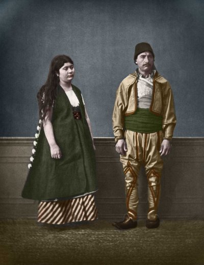 Ritratto di una donna bulgara di Sofia e di un uomo bulgaro intorno al 1890. Fotografia colorata di Pascal Sebah (1838-1890) da Pascal Sébah