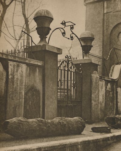 Tronchi di olmo per tubi di condotto scavati vicino a St. Annes, Soho, c1935 da Paterson