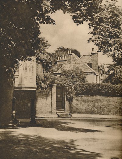 Luce del sole e ombra in una strada tortuosa di Highgate, c1935 da Paterson