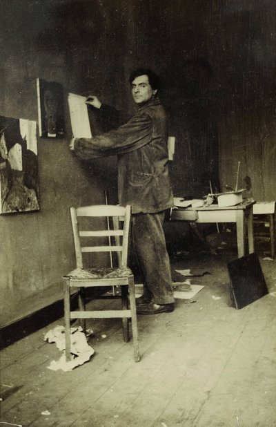 Amedeo Modigliani nel suo studio, c.1915 (foto b/n) da Paul Guillaume