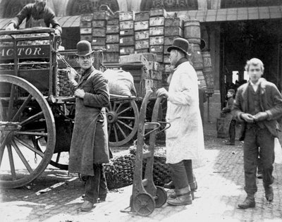 Scarico al mercato di Billingsgate, Londra da Paul Martin