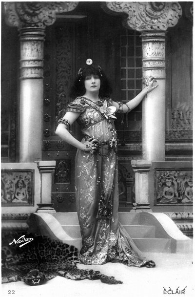 Henriette Rosine Bernard alias Sarah Bernhardt (1844-1923) come Izéyl, cartolina da Paul Nadar