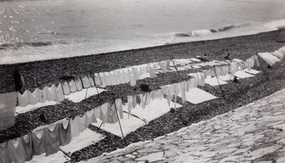 Asciugare i panni sulla spiaggia, Nizza da Paul Nash