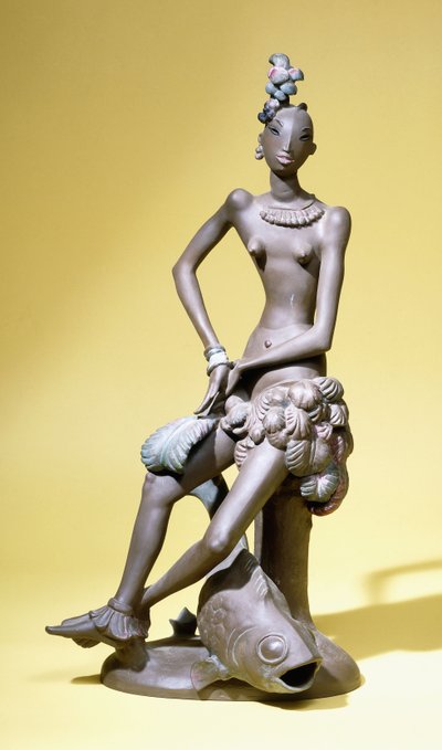 Una danzatrice africana seduta con un grande pesce ai suoi piedi, una figura in terracotta di Karlsruhe da Paul Scheurich