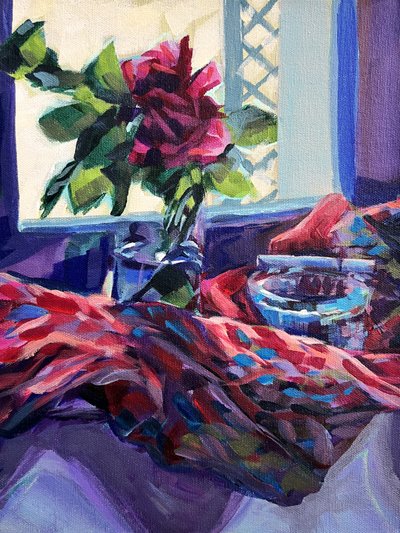 Natura morta con finestra e rose dai colori vivaci da Pauline Wegman | Key and Sea Creative